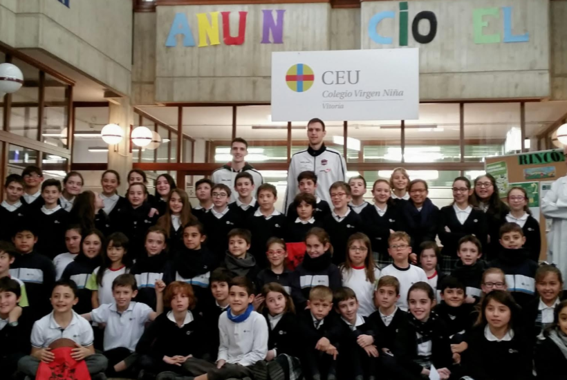 El equipo de baloncesto Baskonia visita el Colegio
