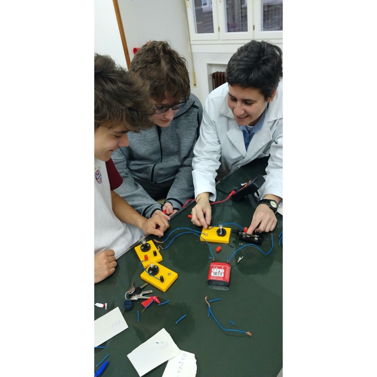image002 &bull; 3º y 4º de ESO hace las prácticas de Física en el laboratorio