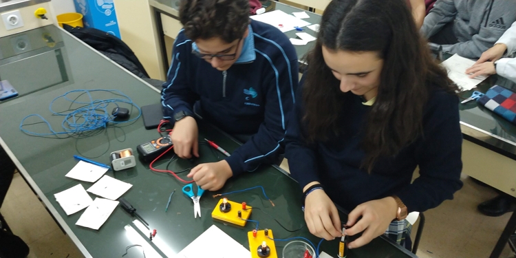 image005 &bull; 3º y 4º de ESO hace las prácticas de Física en el laboratorio