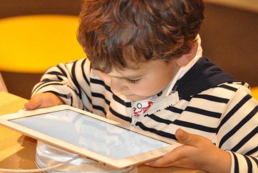 nino tablet &bull; Tecnología en las aulas: desarrollo de competencias digitales con la vista puesta en el futuro