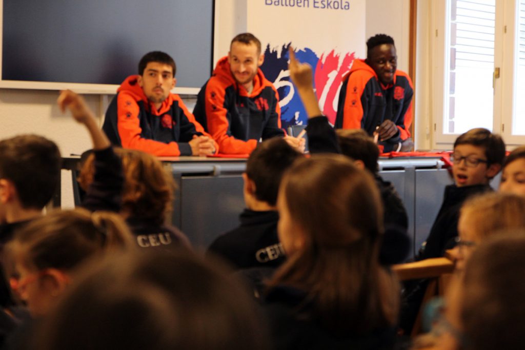 Visita jugadores equipo baloncesto Baskonia