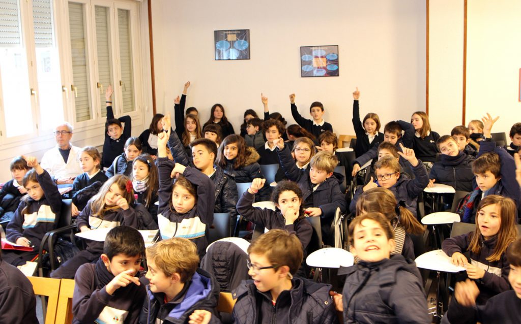 Visita jugadores equipo baloncesto Baskonia