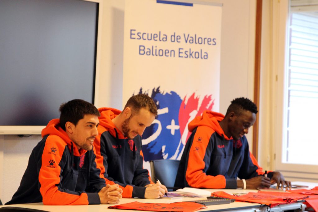 Visita jugadores equipo baloncesto Baskonia