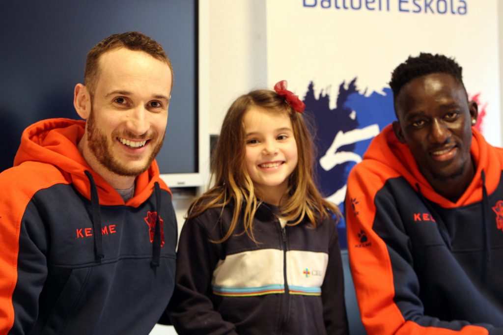 Visita jugadores equipo baloncesto Baskonia