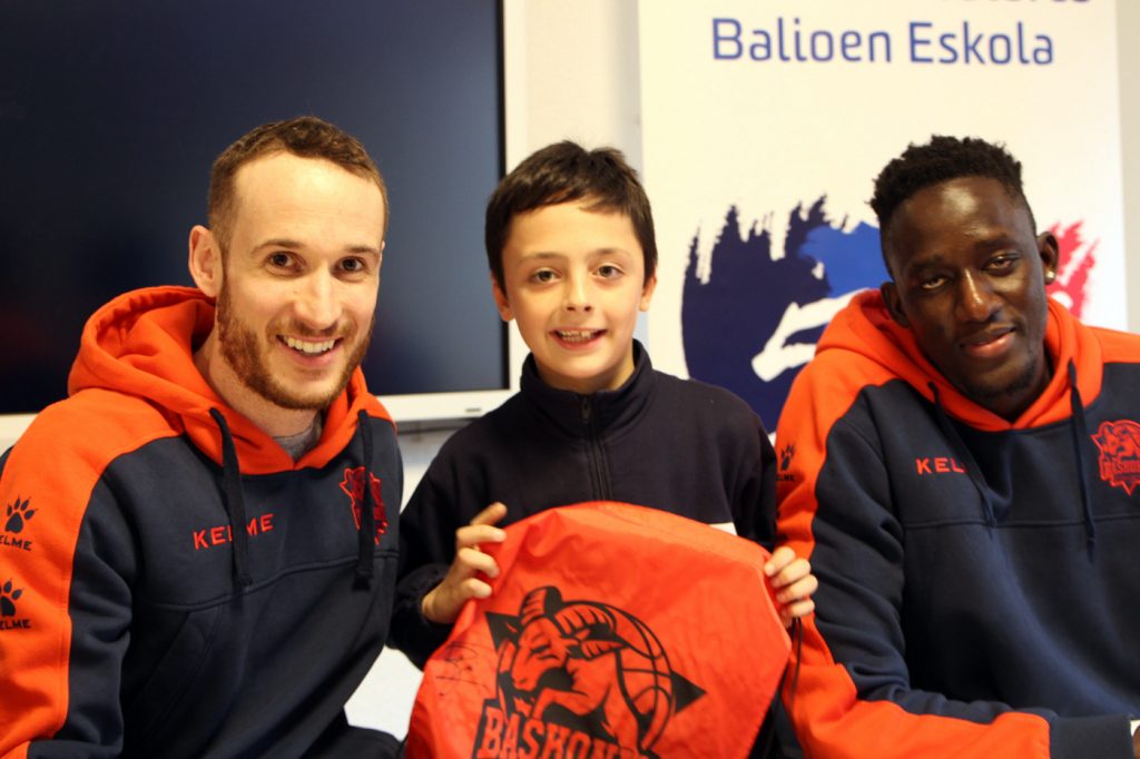 Visita jugadores equipo baloncesto Baskonia