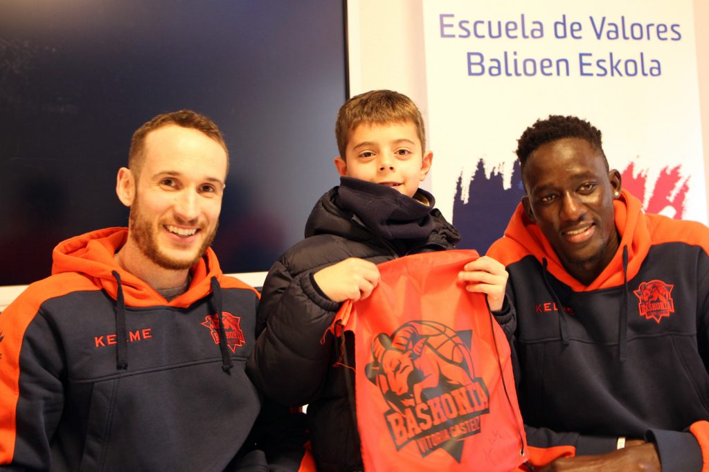 Visita jugadores equipo baloncesto Baskonia