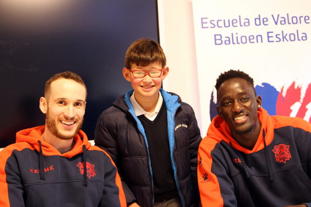 Visita jugadores equipo baloncesto Baskonia