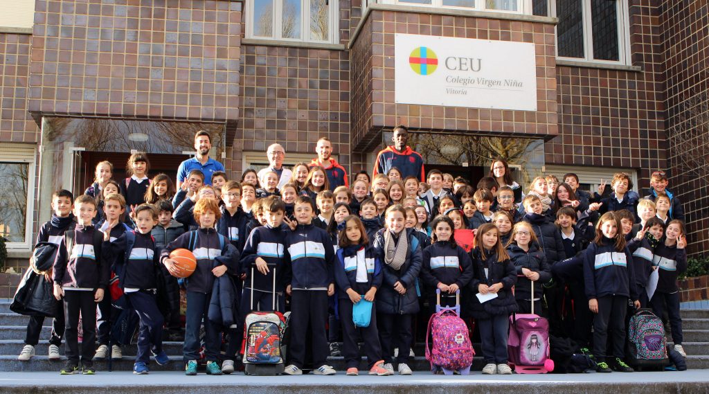 Visita jugadores equipo baloncesto Baskonia