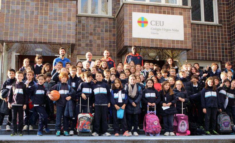 visita baskonia 9 &bull; Nos visitan dos jugadores del club de baloncesto Baskonia